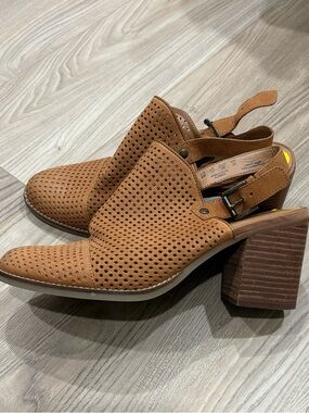 NWOT Franco Sarto Women's Tan Perforated Slingback Block Heel Shoes size 9